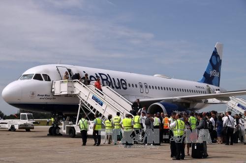 First US commercial flight lands in Cuba - ảnh 1